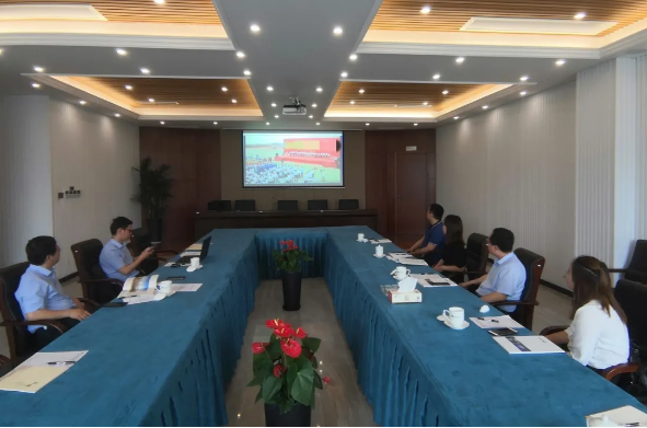陪同政府園區(qū)赴綠色環(huán)保聚酯新材料投資選址項(xiàng)目方對接考察，扎實(shí)推進(jìn)合作提速展開