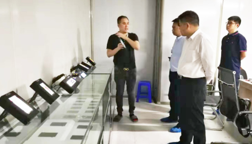 在高端顯示屏擴建投資選址項目方總部基地舉行對接會，細化合作方案，確保優質項目順利推進