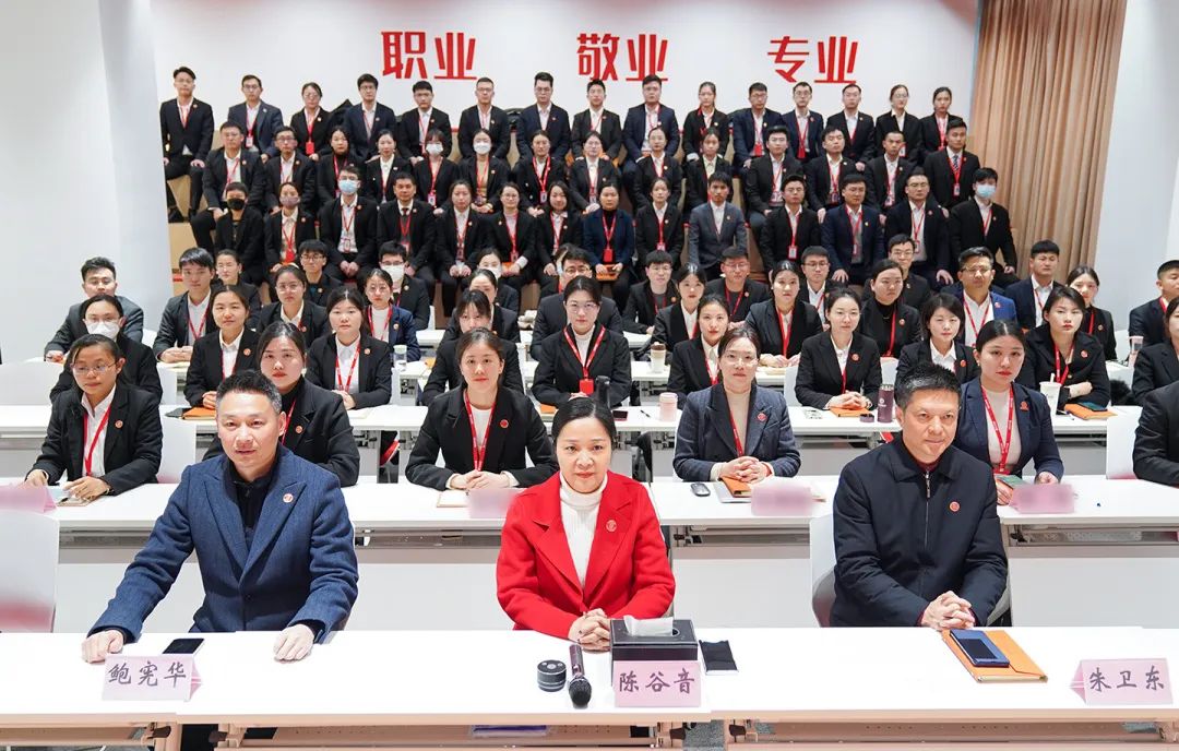 東方龍商務(wù)舉行2023年目標(biāo)責(zé)任書簽訂大會(huì)暨“開(kāi)門紅”競(jìng)賽再動(dòng)員