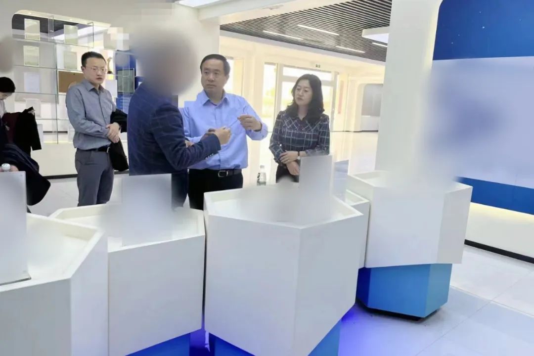 老牌制造商，為富士康等知名企業(yè)長期供貨！四川某地方政府實地對接高端光電材料配件生產(chǎn)投資選址項目