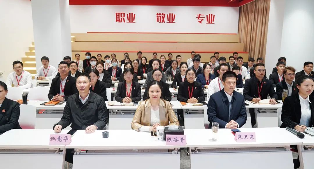 承接進(jìn)博效應(yīng)，推進(jìn)全球招商！11月上旬，集團(tuán)共40個(gè)優(yōu)質(zhì)投資選址項(xiàng)目通過評(píng)估