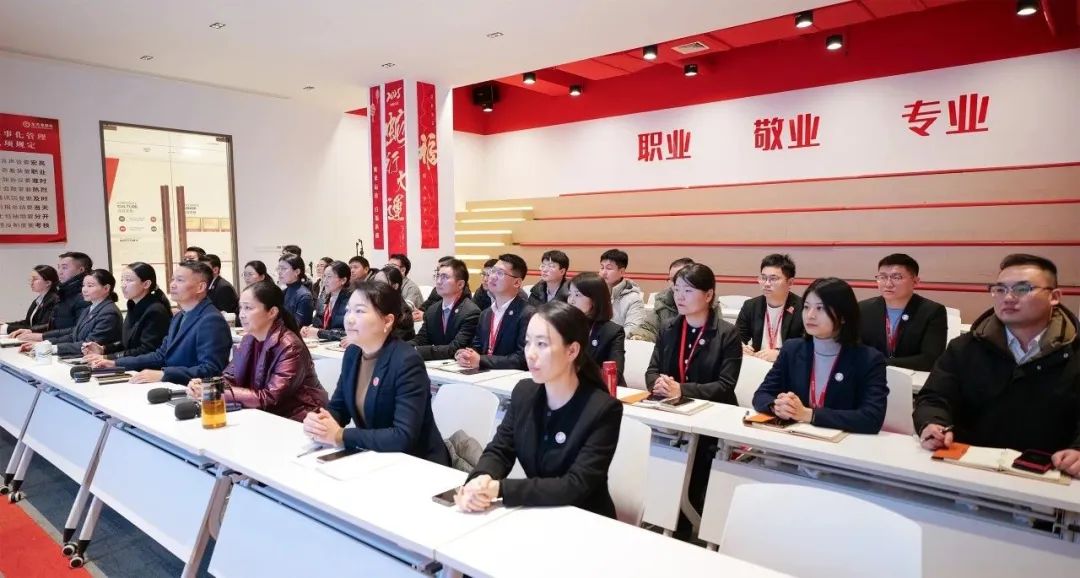 上海東方龍商務集團舉行產業(yè)鏈招商圖譜業(yè)務培訓會，2025年招商創(chuàng)新再啟航！