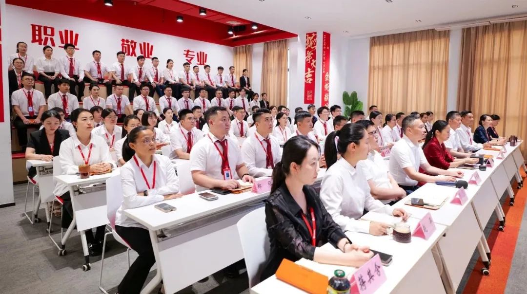 上海東方龍商務(wù)集團(tuán)召開2025上半年工作總結(jié)表彰暨“沖刺三季度”競賽動(dòng)員會(huì)