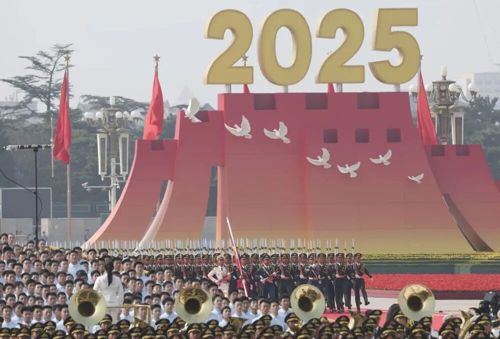 熱血沸騰！上海東方龍商務集團組織全體員工觀看九三閱兵現場直播