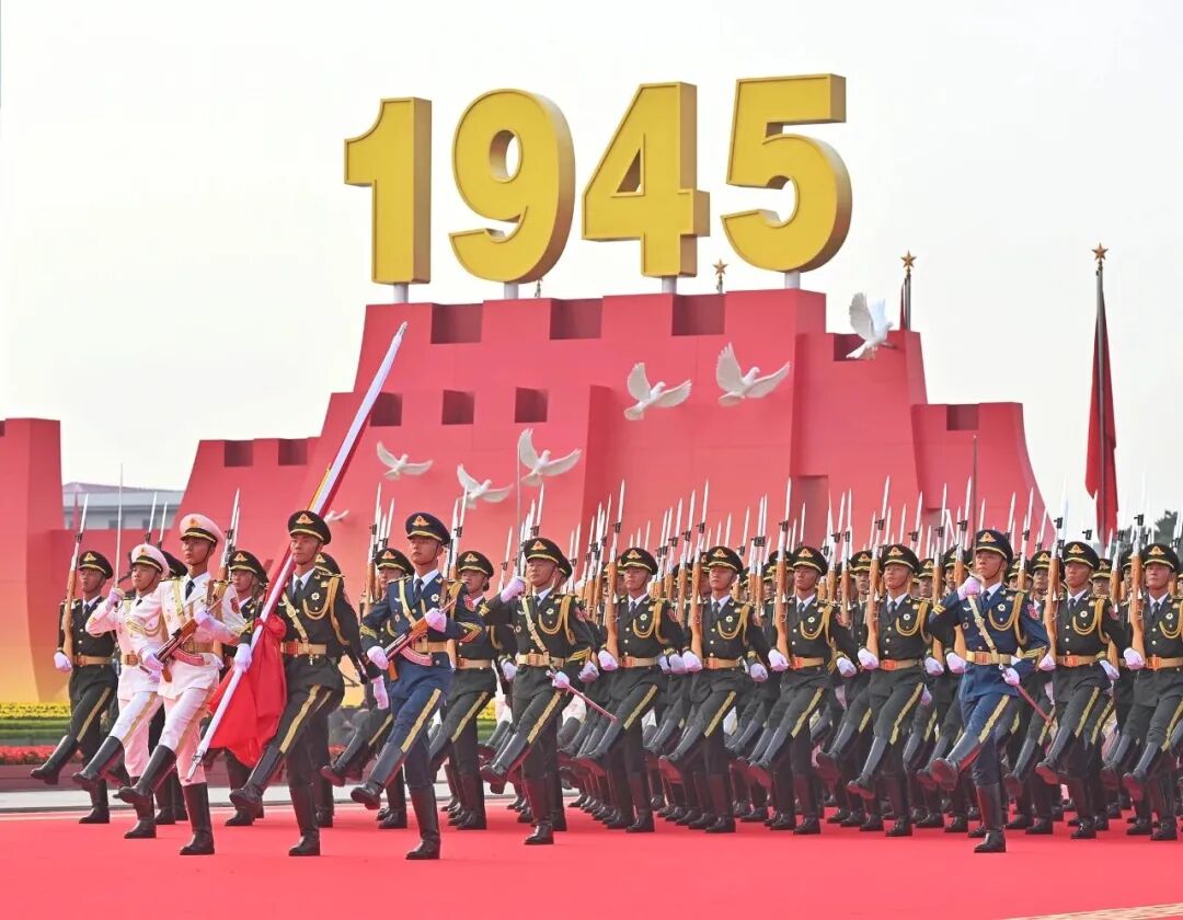 熱血沸騰！上海東方龍商務集團組織全體員工觀看九三閱兵現場直播